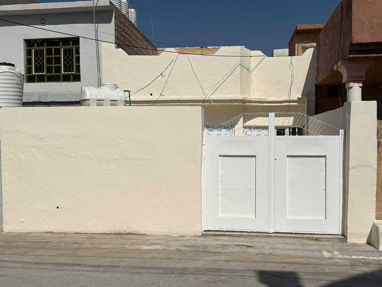 مشتمل للبيع العنوان خانقين حي رمضان 
خلف جامع حجيه كافيه طابو صرف 
المساحة ١٣٠متر طابق واحد ترمين 
جديد للاستفسار اكثر مراجعه مكتب 
رابەر شارع المزرعة قرب جامع هداية 
***********
