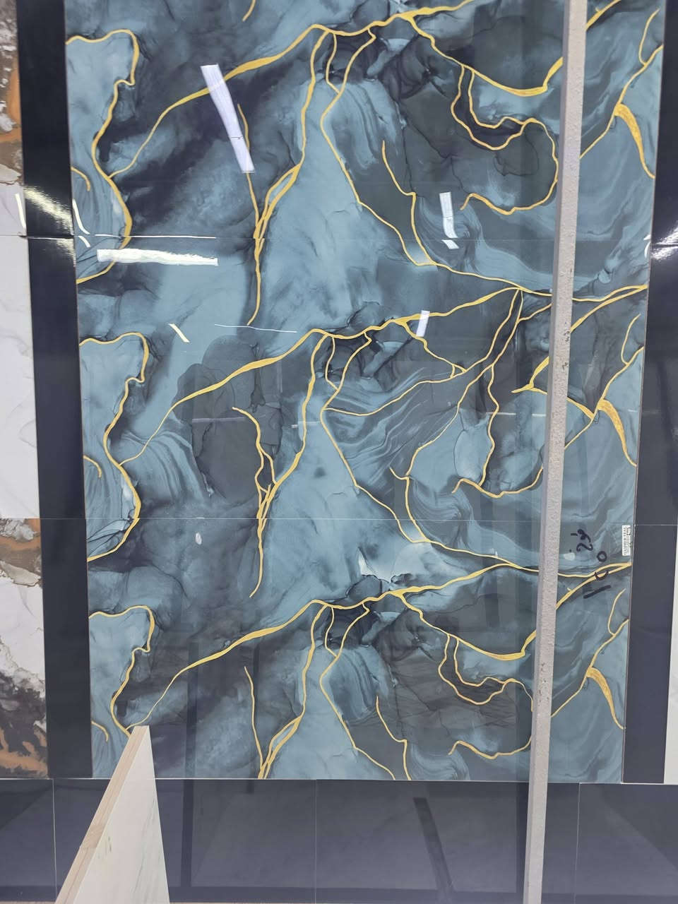 بفضل الله تعالى وصول ارضيات بورسلين درجة أولى مكفول اسعار مناسبه  جدا سارع الحجز مكان الصويره تقاطع حي زهراء 
***********
