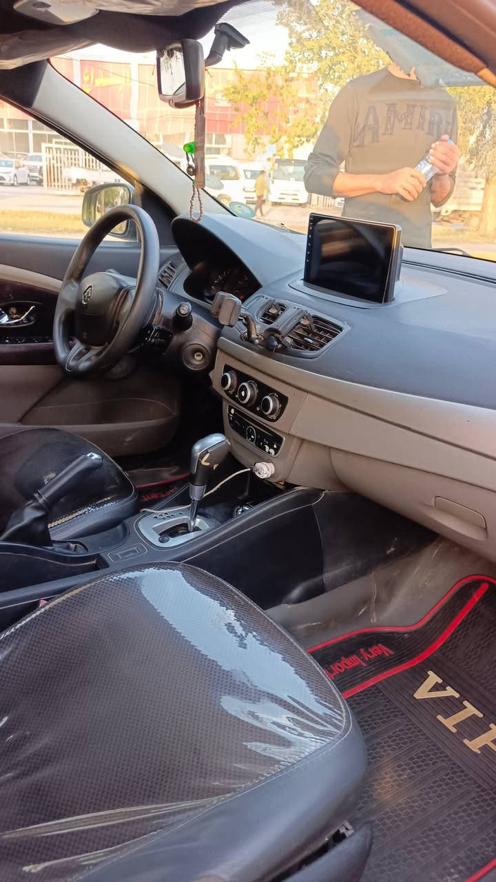 سلام عليكم اخواني هاي الرينو ميجان هاج باك  للبيع محرك 1800السياره نضافه 85٪2013بسمي السيارة تحويل ثاني يوم السعر المطلوب بيهه 70ورقه اوقابل للتفاوض *********** متواجد عله الفيس بك تحياتي للجميع
