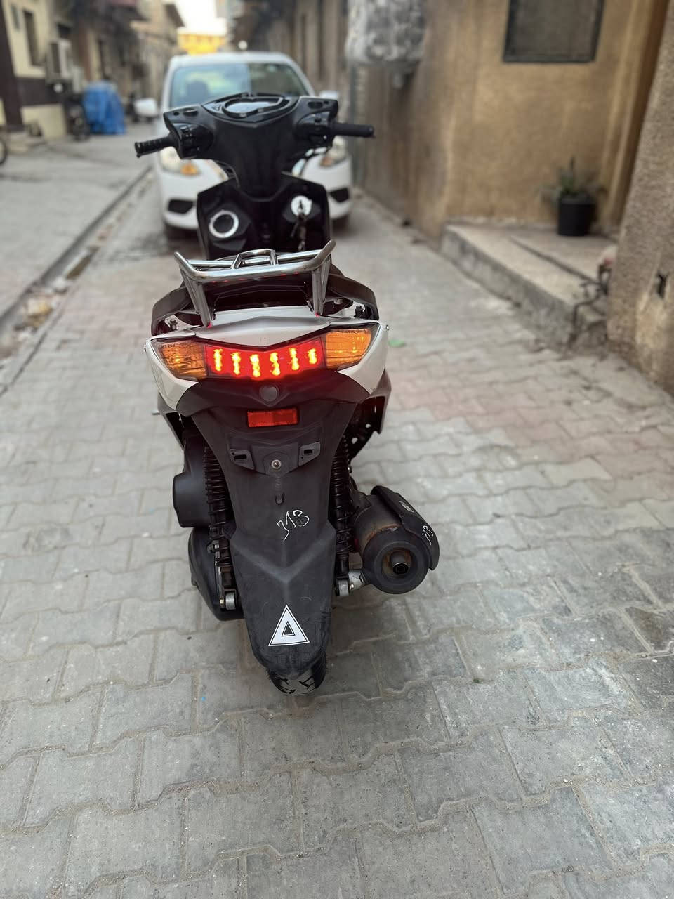 دراجه سكنس لد جديده مال رمبه نوزل خطين مكينه ناعمه شلعه معدل ربع نكره كفرات اصليه كهربائياتها كلها شغاله دراجه جديده مكفوله اي نقص مابيها السعر 800 الف  محتاج العنوان بغداد الكرخ رقم ***********
