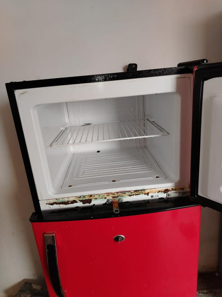 طباخ اربع عيون شغال 
ثلاجه عشره قدم بيها نقص غاز 
قيم باليرضي الله 

مكاني الديوانيه ***********
