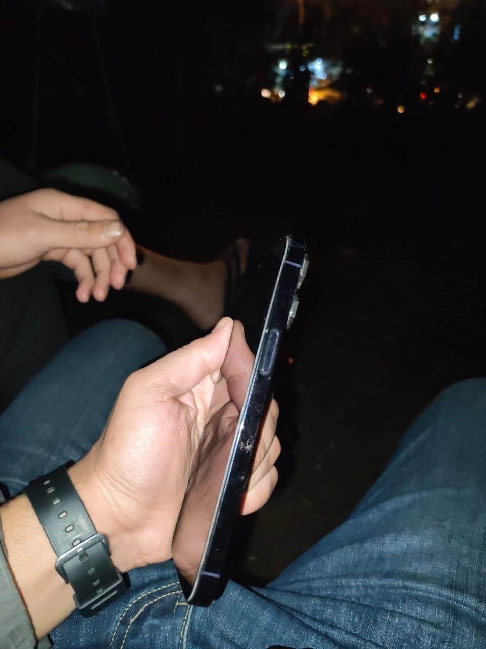 سلام عليكم ايفون ١٤ برو ماكس
جهاز ما مفتوح 

ذاكرته ٥١٢ 

دبل شريحا 

بطاريه ٧٩

مكاني بغداد حي العامل 

رايده ٨٢٥ بي مجال

***********
