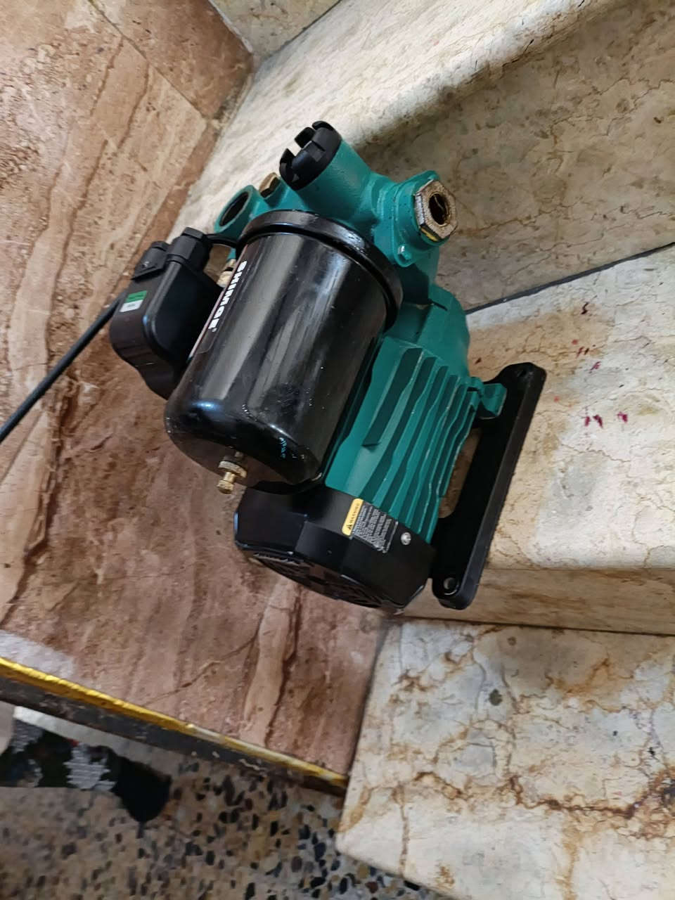 ماطور ماء شمجي من شركة الرياحين شافطه +يشتغل وحده اذا خلص تانكي عندك ويطفه وحد ماطور مستخدم سبوع فقط 

***********
