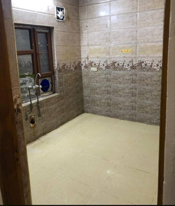 (مشتمل للايجار في كركوك في حي الخضراء )
مشتمل ١٠٠م طابق ثاني في حي الخضراء  قرب جامع السرمدي للعوائل فقط ....بناء حديث تحتوي على غرفة نوم كبيرة (٤.٥×٤) مع هول ومرافق صحية وحمام منعزل سيراميك مع مطبخ سيراميك .. وارضية الشقة كرانيت وتحتوي على كيزر كبير كما مبين في الصورة وخط مولدة ودرج موصل للسطح....الايجار الشهري  (٢٧٥ الف)....(للعوائل فقط)...غير متواجد على الفيس...الاتصال بالرقم ***********
