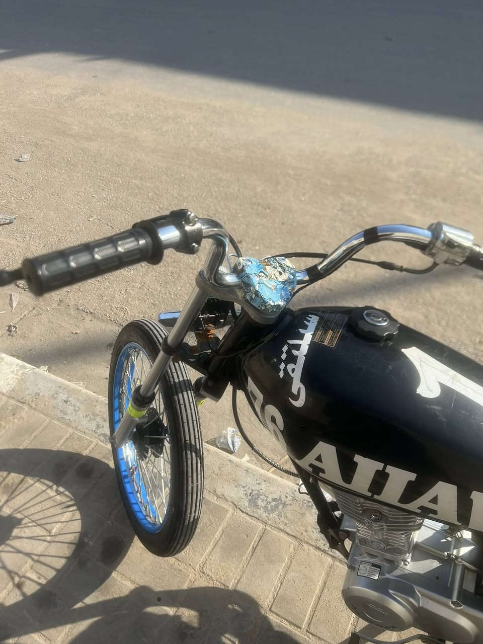 السلام عليكم دراجه للبيع دوات مو رقم دراجه تعمير جديد رقم *********** دراجه مفتوه كور وبيه ولفات سايبه تحوير سعر ٥٥٠ قفل دراجه عنوان البصره سيد سامي
