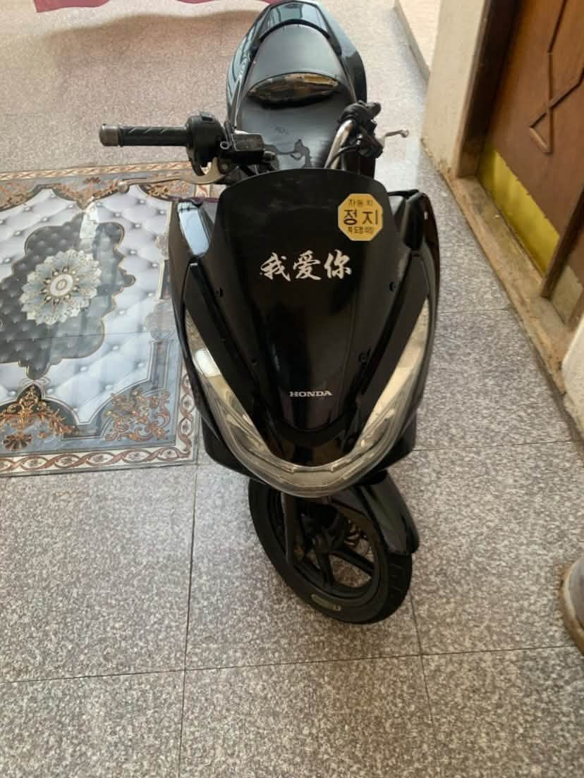 السلام عليكم دراجه pcx جيل الثاني حلوه كفراتها شويه تعبانه شغاله الدراجه مبدل نوزل فقط تجي تفحص وتشوف عوزها بريك خلفي فقط دبلاتها شغاله محرك 150c السعر 1200 وبيها مجال *********** عنواني ميسان القطاع
