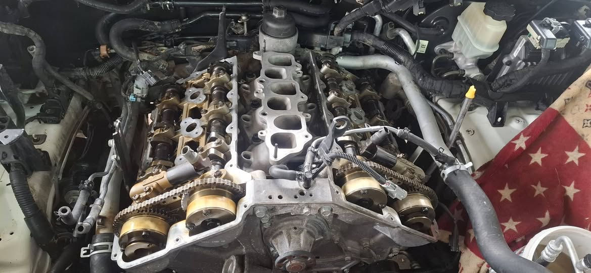 #سيرفز 
#يالله تم صيانه وسيرفز سيارت الاخ العزيز طه علي العراقي ابو غيث الطيب 
صيانة وادامة كاملة حمام وغسل مكينة خارجي ازاله جميع الترسبات وتراكم الدهون وتنظيف جميع حساسات المحرك  وتبديل اغلب القطع المستهلكه حسب رغبتة وطلبة 
1.تنظيف حساسات vvt
2.تنظيف حساس الايرفلو
3.تنظيف حساس الماب سنسر
4.تنظيف حساسات الكام شفت
5.تنظيف جويتر 
6.تنظيف ثلاجه الدكشن البارد 
7.تنظيف مسطره النوزلات مع النوزلات خارجي
8.تنظيف قبغ ولفات وولف التبخير ومشتقاته وجميع القطع الخارجيه 
وتم تبديل القطع المستهلكه 
١.بلكات
٢.واشر قبغ ولفات
٣.چبن حساس vvt
٤.قبغ راديتر 
٥.قطرة دهن
٦.روله متحركه 
٧.فلتر شوته
٨.دجة كير . دجات مكينه . وماء راديتر . فلتر بانزين احتياط في وقت لاحق
مع ترتيب قطع الضفيره وتبديل براغي المجموعه لأن اغلبها مختلفه والحمد لله رجعت مثل وضع الشركه 
#للعلم_اختصر_بالصور لأن كل سياره اقل شي ٥٠ صوره 
تحياتي خادمكم كرار رحيم  مع العم ابو حسين المحمداوي   ***********
تيك توك 👇
tiktok.com/@kr.mohave
يوتيوب 👇https://youtube.com/@kr.mohave?si=ZXWSQJje9i7y_9Is
