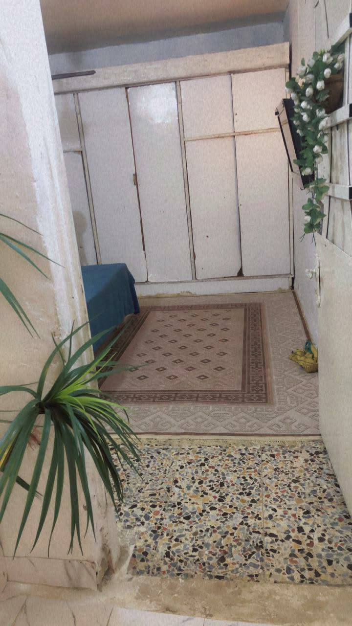 البيت ام الكبر والغزلان تقاطع الكيارة البيت مساحتة تقريبا 60 متر كلة كاشي البيت عالي عن الشارع ونضيف السكف اعكادة الحمام مسلح وبي كيزر جديد هسة مشتري وتانكي مي واير مولد خط ذهبي مع العلم ساحب مي خط جديد المي مينكطع وبي غرفة فوك مكاملة بس الدرج ملغي يعني اسوي درج وتكمل الغرفة اني مصعدها للسكف


**إذا كنت صاحب هذا الإعلان وتريد حذفه لأي سبب، رجاءا أرسل رسالة إلى الدعم الفني**
