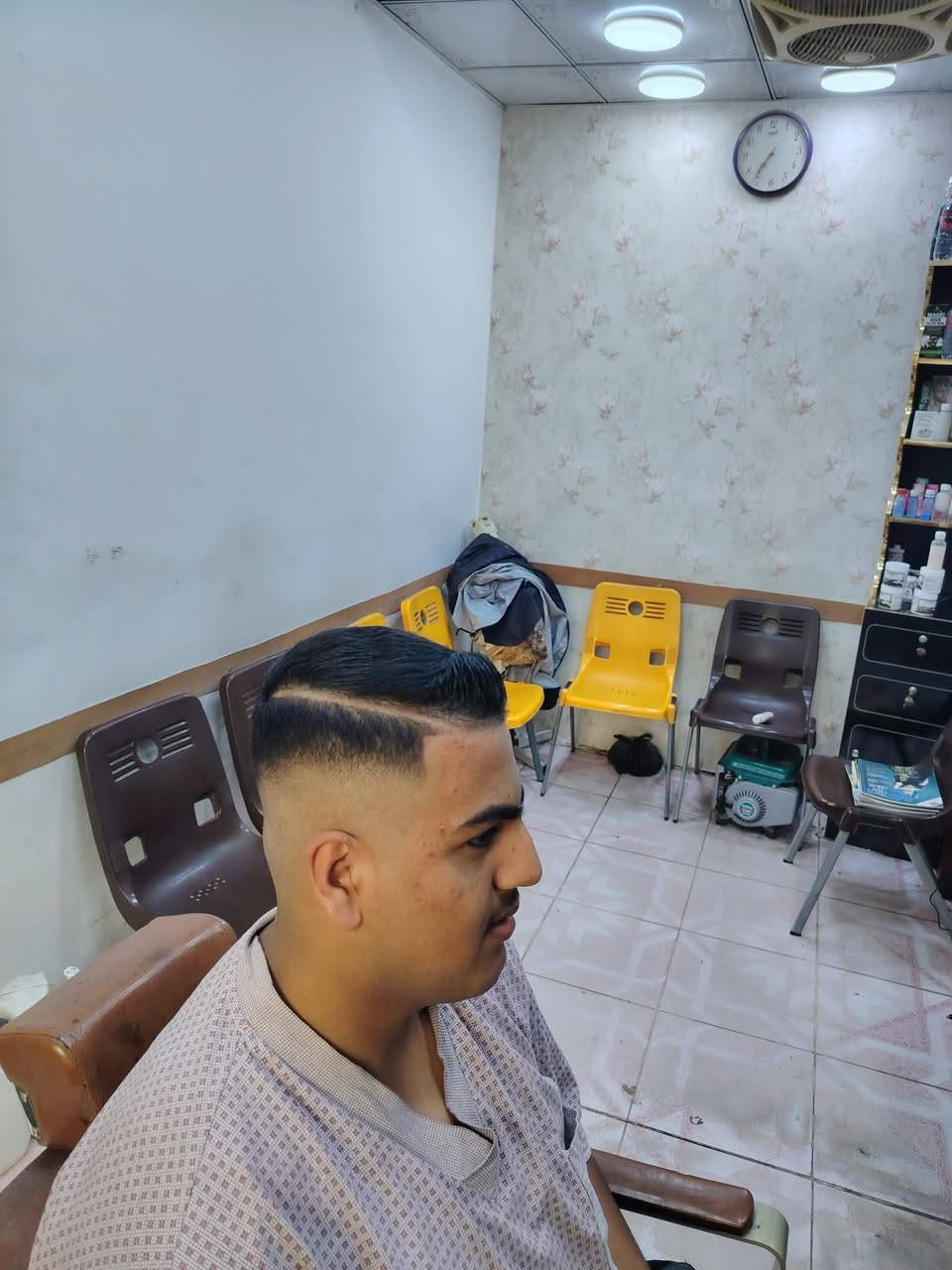 علاج تساقط شعر
ومتور بكج عنايه بلبشره 
متكون من ماسك وخلطه وصابونه تبيض 
سعر البكجين ٢٠الف وتوصيل مجاني لكل العزيزيه 
***********
والخاص مفتوح 
صالون حلاقه مؤيد 
ابو عبدالله
