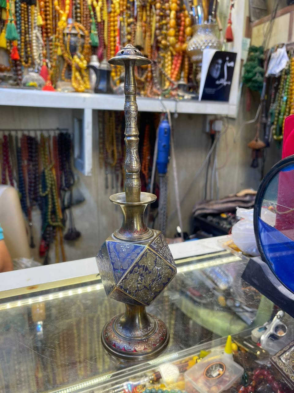 مساكم الله بالخير والبركه 🇮🇶🕊️🇮🇶 مرش او كلبدون هندي مضلع مينه ملونه قديم جدا للاستفسار خاص او الاتصال على الرقم التالي (***********)كرار الشيخ
