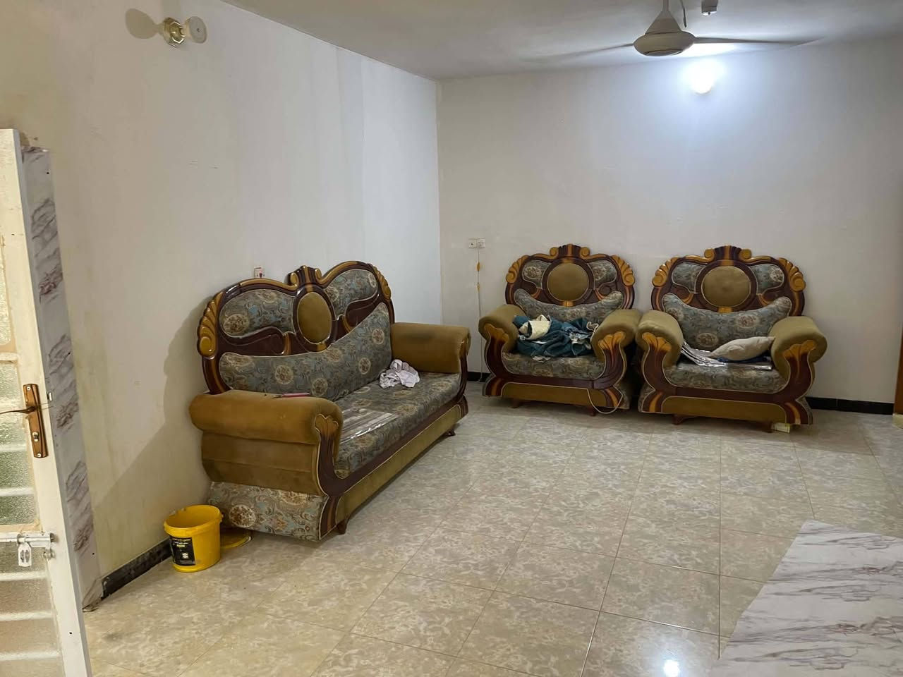 شقه مؤثثه  الايجار 🏠 طابق ثاني 

يحتوي على غرفه  نوم كنيدور واستقبال ومطبخ وصحيات

الموقع 🌏خلف مدينه حمورابي السياحيه 

الاستفسار الإتصال بالرقر  ‎***********متوفر واتساب
