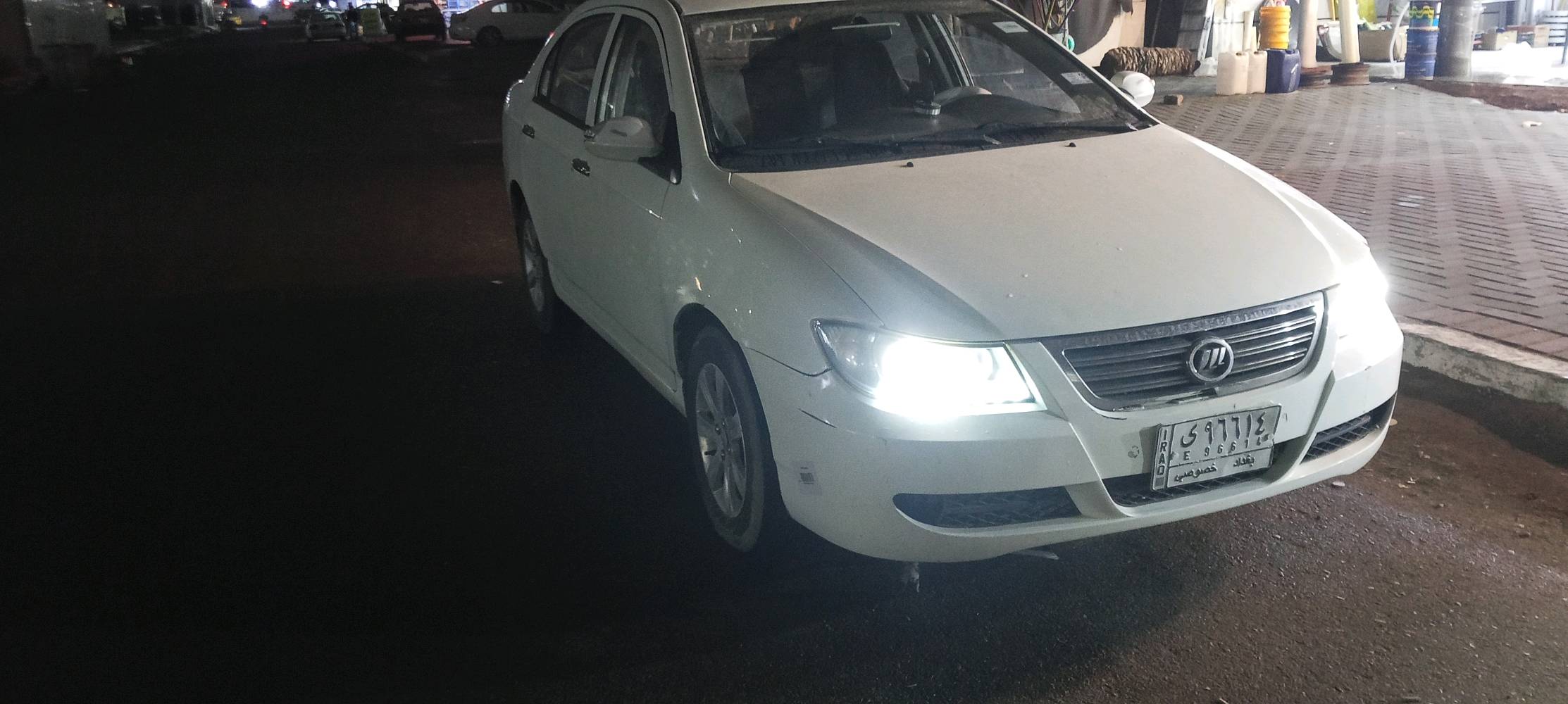 سياره ليفان 620 موديل 2013 سياره مابيه اي  ضربه فقط خياسات ومسويهن بكاني بغداد لانتصار 