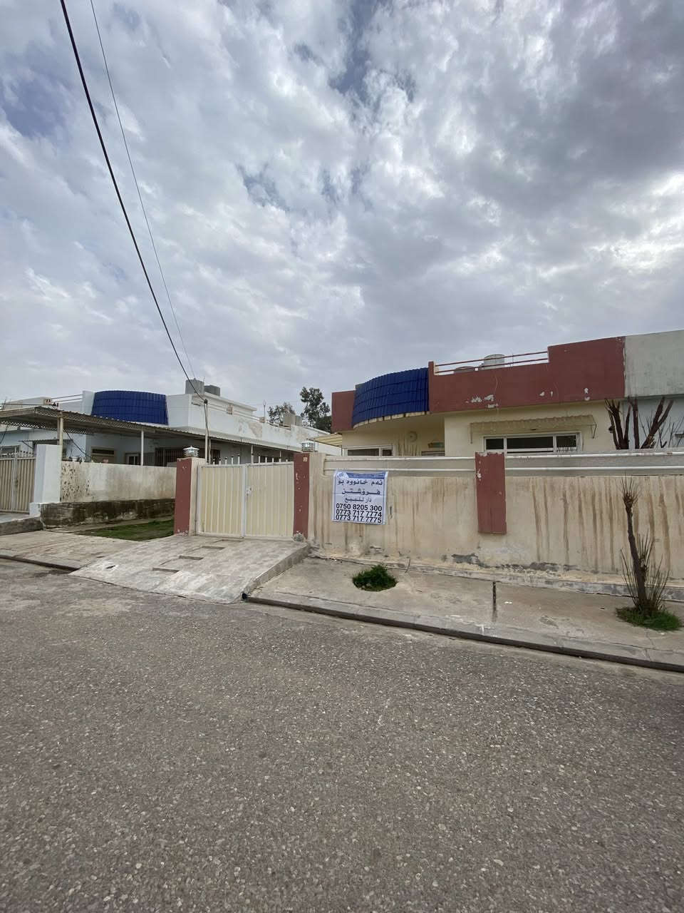 عرض حصري من عقارات #غازي_ميرانى دار للبيع في مجمع #شاهان_ستي  الواقع ع شارع ال150 مباشر مساحه  200مً طابق واحد 
____________________________
غرفتين نوم 
صاله
استقبال 
مطبخ 
صحيات 
كراج/حديقه 
____________________
السعر 7 دفاتر و40 ورقه وبي مجال 
التسجيل مباشر للكل 
المجمع كامل خدمااات 
________________
للاتسفسار اكثر اتصل 
0773-717-7774
0773-717-7775
0750-820-5300
او زياره موقع الشركه سايدين لاوان بيوت المهندسين عقارات غازي ميرانى
