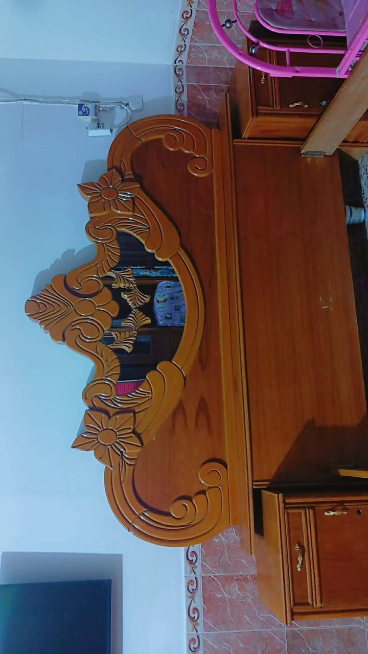 السلام عليكم راس جربايه العالي والناصي مع الكومديات مع ميز المكياج تسكام درجه اولى الله شاهد سعرهن ٢٥٠ وبيهن مجال قليل ***********
