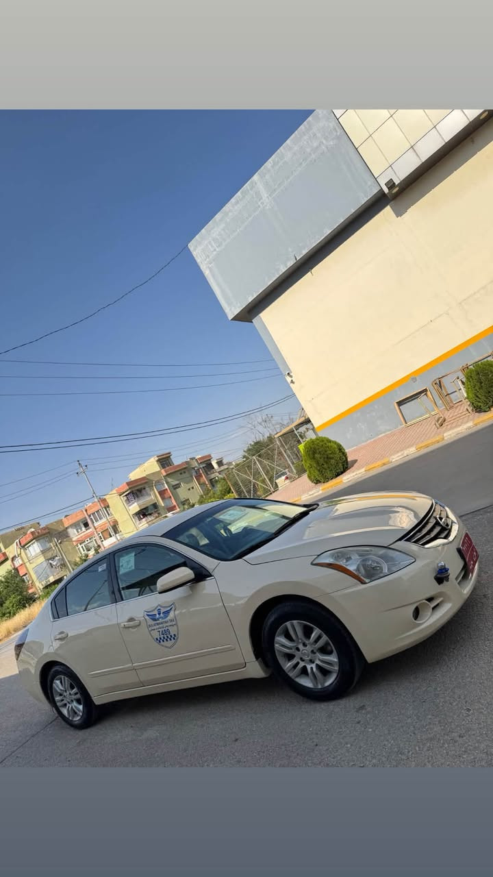 بسم الله الرحمن﷽ ئەڵتیما ٢٠١٢ تەکسی ، ڕەسمەکان بێ فلتەرن ، سەیارەکە  زۆر پاک و بێ کێشەیە بۆیاخ ١ پارچەی تەنها جەلاتین ە بێ ئێرباگ بێ ناو گرتن بێ دەعم ، کەمێ ساردی هەیە ٣٣٠ هەزار ڕۆیشتوە حەقیقی گێڕ ئۆتۆماتیک  ، سەنەوی بەسەرچوە و مەسرەفی تیا نیە سەیارەکە بە خزمەتە و هی مآڵی خۆمە . سیستەمی غاز و بەنزین ە غازی قەیوانی لەسەرە ، تایە و ویلی تازە بەستراوە ، سعری ١١٠ گەڵا و مجالێکی کەم . ٤ گەڵا غەرامەی لەسەرە بۆت ئەگێڕمەوە . 
***********

