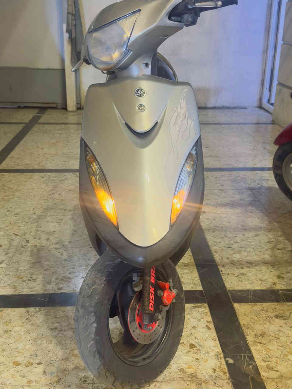 السلام عليكم
اخوان ماكس عدلة للبيع 
الدراجة كلها بلادي عدة السلف 
مكينة بلادية . 
ادمة كاملة مسويلها . 
كهربائيات كلها شغالة .
شلعة ومعدل . 
كيجات شغالة .
لايت .LED . 
اورقها موجودة . 
عنوان . حي سومر البنوك شارع المدارس.  
سعرها . 900 . وبيها مجال للشراي ويدلل  . 
رقم . ***********
