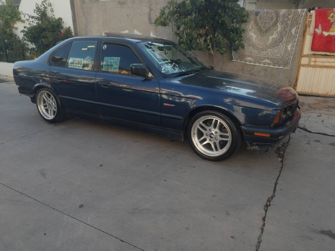 بەناوی خودا bmwمۆدیل 1992
پشو دوای کەپسە دە عموو لیدراوی نییە 
ناوسپییە 
کامل جوان کاری بۆ کراوە گیرو مە کینەی لۆک مە کینەی 530فەل 4تایەو ویلی لۆک ویلی m تە بریدی ساردو گەرم بەس قایشی پیوە نییە
ناوی لۆکە 
تە جیلو مکە بەری تایبەت 
کامل ناو گیچی ئیش ئە کات 
هه موو گیانی ئیش ئە کات شوینی نییە ئیش نە کات هه موی دە قی شەریکە 4جام کارە با ئاڕمی پلاستیک سلیمانی ئاڕمە کەی ون بووە کتابی دەر هینانەوەی بۆ کراوە بە شەرتی ئاڕموو ئە وە لیات کامل دە روو ناوی جوان کاری بۆ کراوە 
پاتری لۆک ساڵانسای سپۆڕت 
سعری 28گڵاو معاملەیکی براینە 
گۆڕینەوەش ئە کەم لە سەر دڵ گرتن 
قیستو قەرزم نییە 
بۆزانیاری زیاتر پە یوە ندی بکە بە وەتس ئە پ فایبەر *********** 
سە یارەکە فول فولە بەس گیر عادییە 😎 السليمانية, العراق
