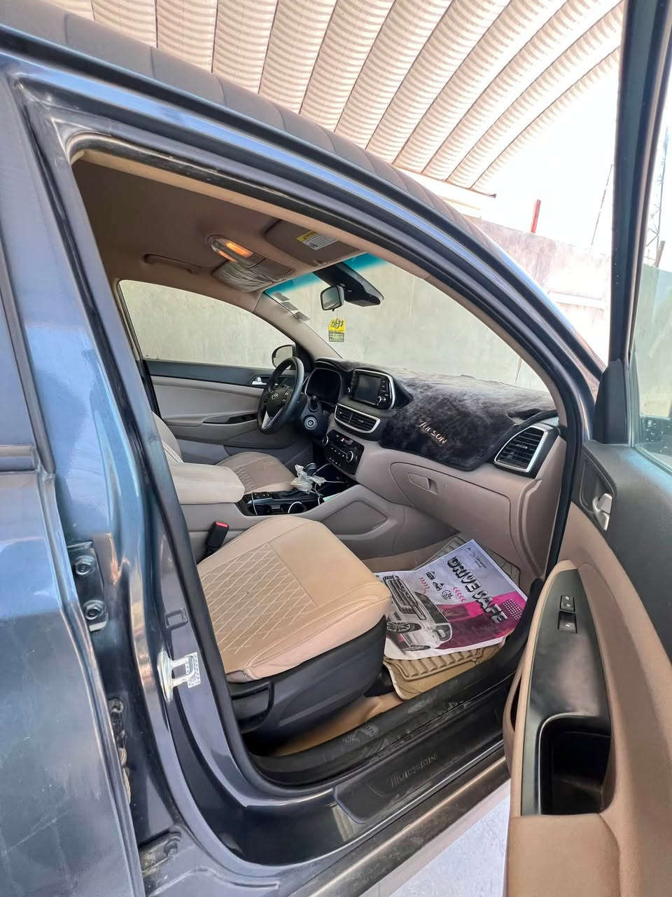 🚗 هيونداي توسان (وارد أمريكي) - للبيع

 الموديل: [2021]
 اللون : رمادي غامق (دلفيني)

الرقم واللوحة: (قادسية 16 A 22344) - هزة وفحص جديد.

الداخلية: مقصورة بيج ملكية، نظيفة جداً، مع تغليف كراسي بجلد بيج مطرز

شاشة لمس وسطية كبيرة، تدعم (Apple CarPlay / Android Auto)، مع كاميرا خلفية واضحة جداً للمساعدة في الاصطفاف.

 التحكم: ستيرنج مخمل (طارة) مع تحكم كامل بالصوت والمكالمات.

 أضوية أمامية هالوجين مع عدسات زنون، أضوية LED نهارية (Daytime Running Lights)، وكشافات ضباب.

 * الإطارات: ويل ميثال (جنوط ألمنيوم) بحجم 17 إنش، مع إطارات نظيفة تبديل تخم جديد قبل شهر

ماشية 60/ 
 * حجم المحرك 2.0

 * حالة الضرر بنيد وجاملغ وشويه صبغ بالباب كلير بدون معجون في أي مكان؟ هل تم إصلاحها؟]
 

📍 مكان الديوانية 
💰 السعر المطلوب ( 135 ورقة ) 
📞 للتواصل والاستفسار: [***********]
