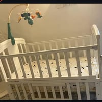 سرير اطفال • مستعمل قليل • دوشك