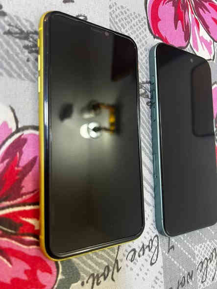 السلام عليكم تلفونين للبيع ال ١١ بطاريه 73 ذاكره 128 مابي شخط
ال 16 بلاص مشحون 70 مره فقط ذاكره 256  كلمن وسعره تفضل واتساب إذا يهمك

الرقم ***********
