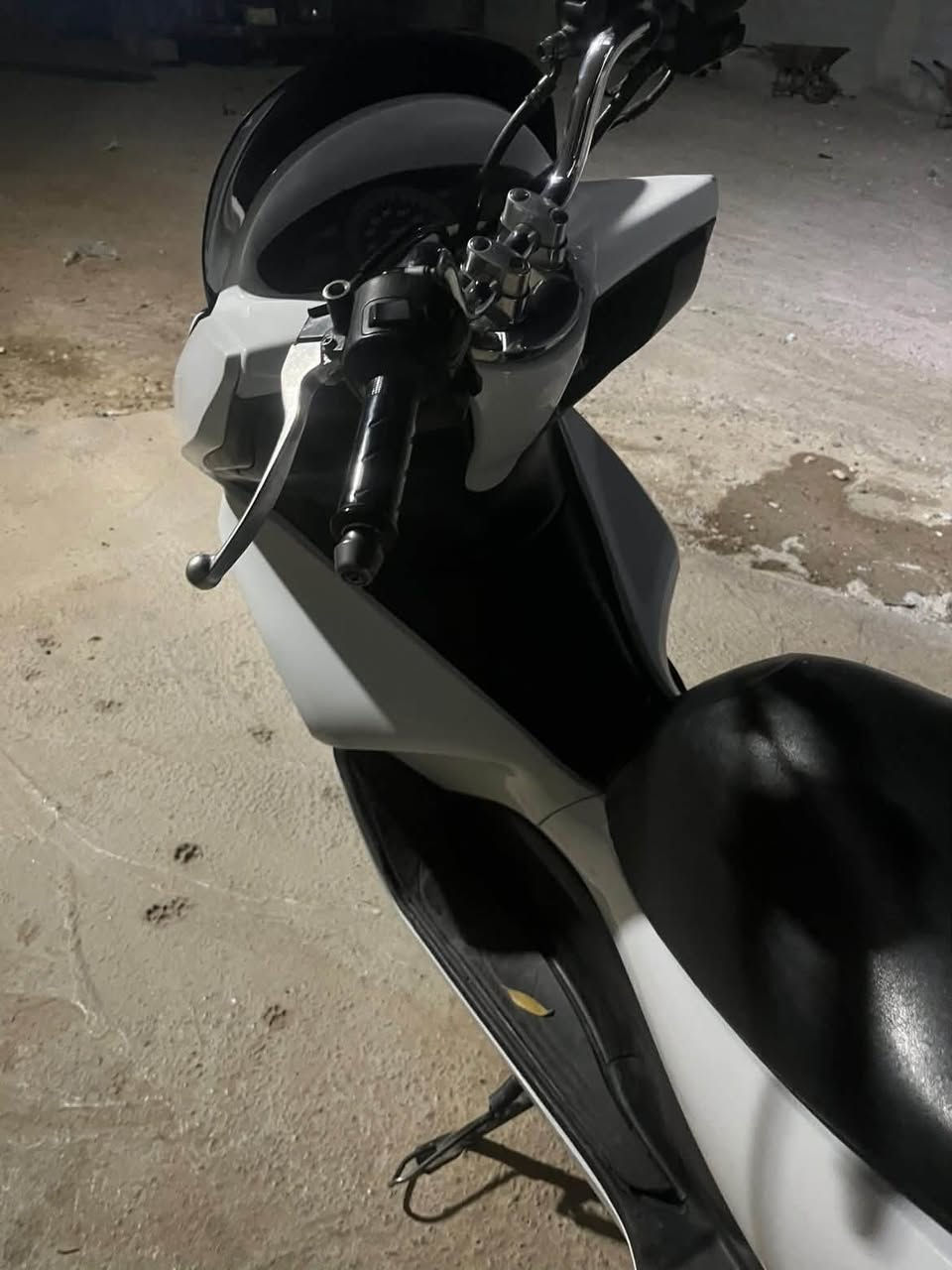 السلام عليكم دراجة PCX دراجة نضيفة مبدل بيها بس كفر اصلي السعرمليون و٢٠٠ وبيها مجال مكاني بغداد الشعله رقم الهاتف ***********

