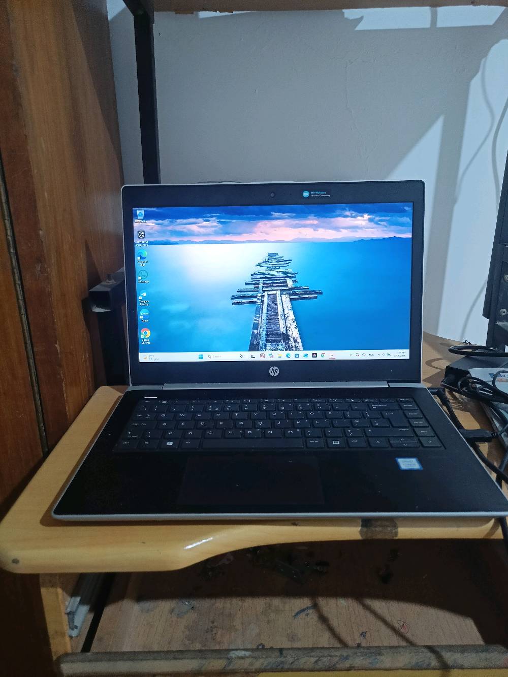 ​السلام عليكم، للبيع لابتوب HP ProBook 440 G5 يتميز بأدائه السريع وتصميمه الأنيق والمتين، اللابتوب مميز جداً للدراسة، العمل، والتصفح، ويعمل بنظام Windows 11 الحديث بسلاسة تامة.
​المواصفات التقنية للجهاز (حسب أداة DirectX في الصورة 1000140359.jpg):
​الماركة والموديل: HP ProBook 440 G5
​المعالج (Processor): Intel® Core™ i5-8250U CPU @ 1.60GHz (8 CPUs), ~1.8GHz (الجيل الثامن - قوي واقتصادي في استهلاك الطاقة)
​الذاكرة العشوائية (RAM): 8192MB (8 GB RAM)
​نظام التشغيل: Windows 11 Pro 64-bit (أحدث نسخة مفعّلة ومستقرة)
​نسخة الـ DirectX: DirectX 12
​حالة الجهاز:
​الجهاز بحالة ممتازة ونظيف جداً (جاهز للاستخدام الفوري).
​الشاشة والأزرار وكل المنافذ تعمل بكفاءة 100%.