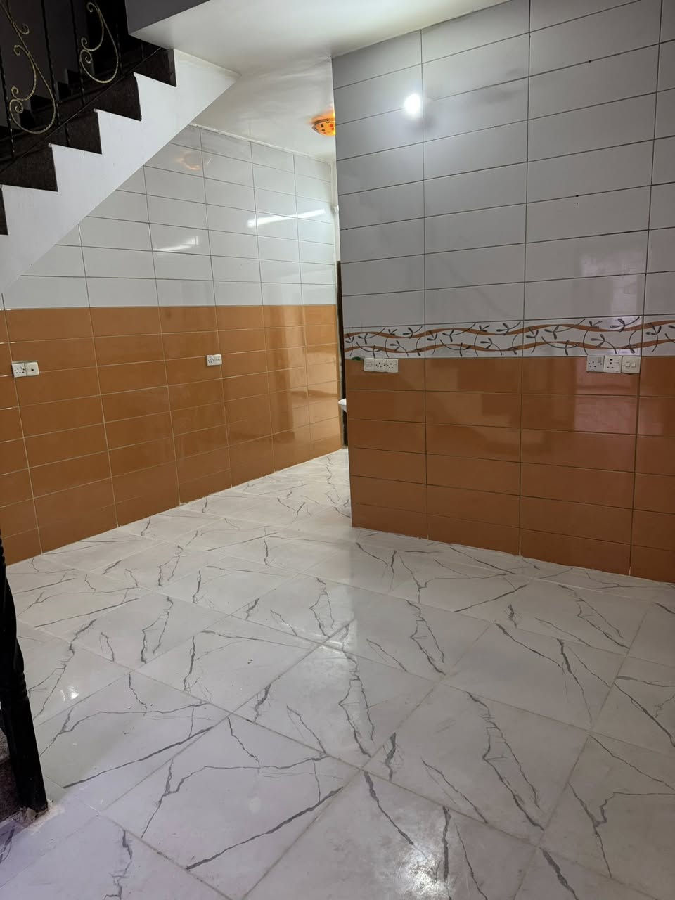 دار للإيجار مساحة 100م

يتكون  البيت من مدخلين وصالة ومطبخ واسع وثلاث غرف نوم وحمامين وكراج واسع وبيتونة

الموقع /الدورة/الشرطة ابو طيارة/فرع النجم الساطع

السعر/800 ألف

للإستفسار/***********
