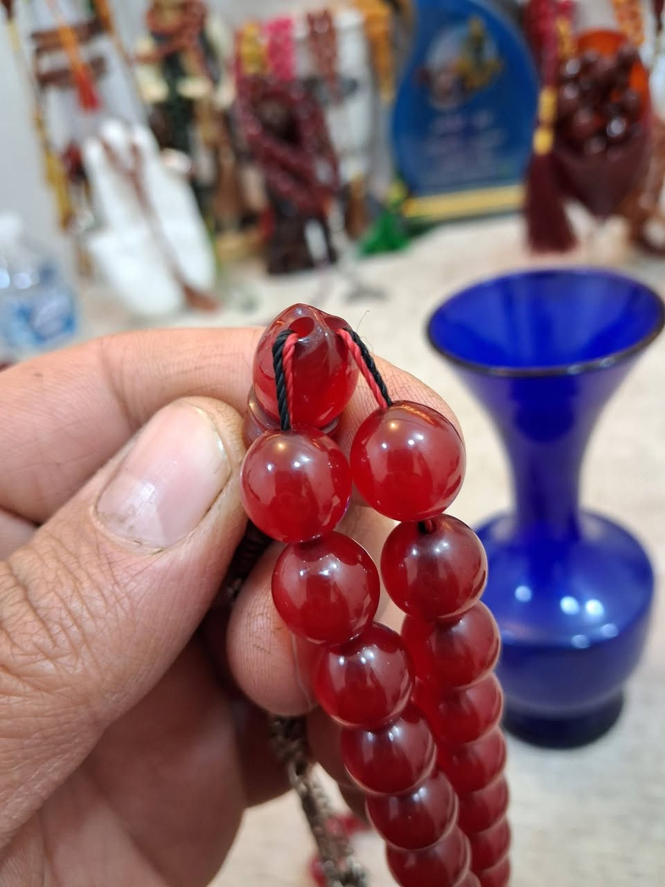 السلام عليكم ورحمة الله.. نرجو من إدارة الصفحة الموقرة الموافقة على النشر مع التقدير.
​جمال الخام الألماني الأصيل وبراعة الخراطة العثمانية الأصيلة والقديمة تجتمع في هذه السبحة المميزة ذات اللون الأحمر الجذاب، والتي تتكون من 45 خرزة متناسقة بوزن إجمالي يبلغ 54 غراماً. ما يميز هذه القطعة هو دقة العمل وعراقة التصميم التي تعكس الذوق الرفيع وفخامة الاقتناء لتكون تحفة فنية فريدة بين يديك. هذه التحفة متوفرة الآن بسعر 100 ألف دينار عراقي، مع توفر خدمة التوصيل لجميع المحافظات بسعر 5 آلاف دينار فقط. للاستفسار والتواصل من بغداد يرجى الاتصال على الرقم ***********، ولمتابعة كل جديدنا يشرفنا انضمامكم لصفحاتنا الرسمية عبر الروابط التالية:
​فيسبوك: https://www.facebook.com/share/17jXouFZ5c/
تيك توك: https://tiktok.com/@mazez.abojafar
