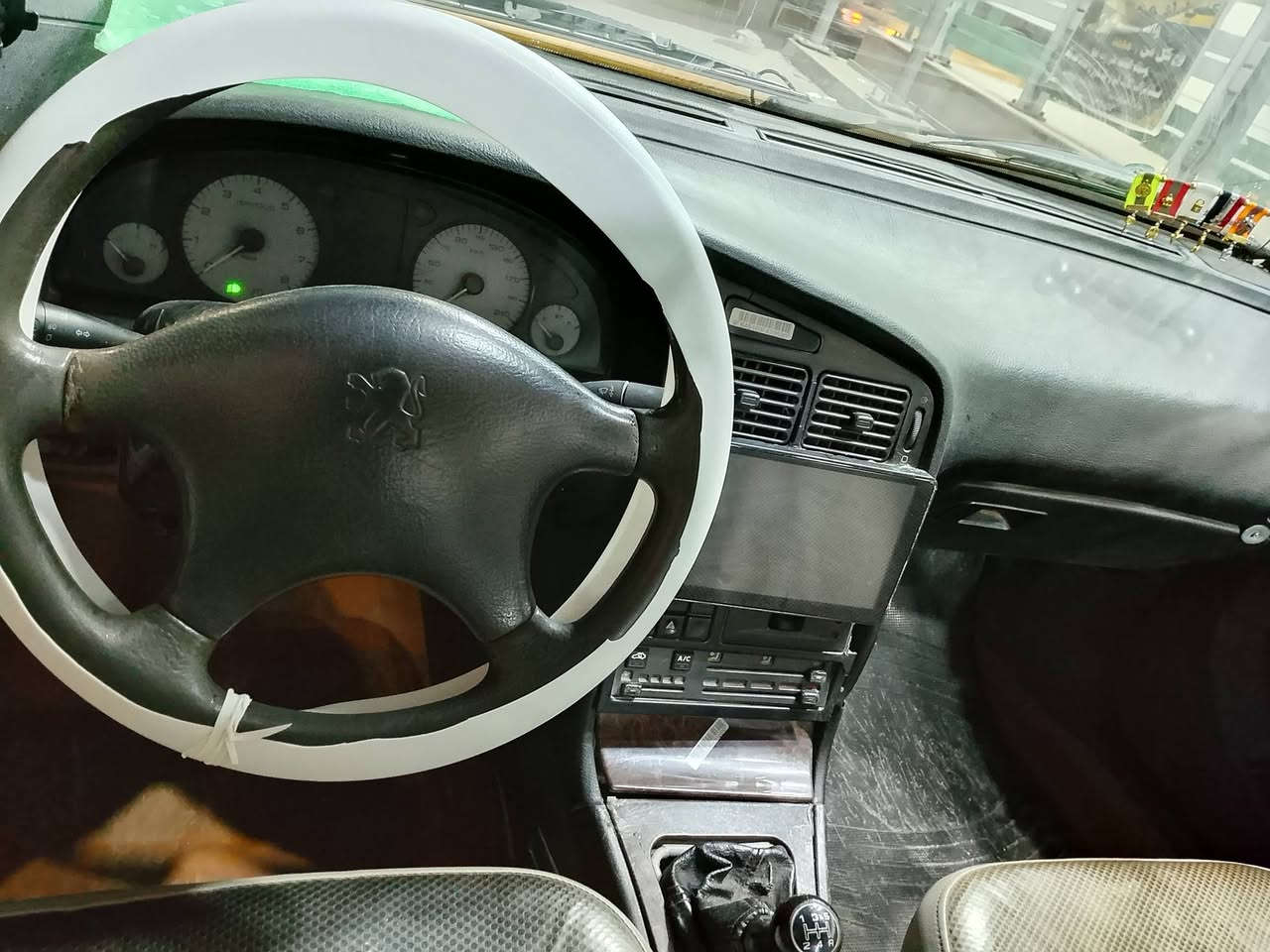 السلام عليكم السياره بيجو بارص موديل 2015السياره كير مكينه مكفولات من تبخير تنقيص  السياره صدر امامي صدر خلفي مكفولات التبريد الثلج السياره بيه  جاملج الخلفي  ايسر بي صبغ البنيد على كد دائره صغير سبب الجلاد السعر 45بيه مجال المكان الرستميه خلف المرور الرقم ***********
