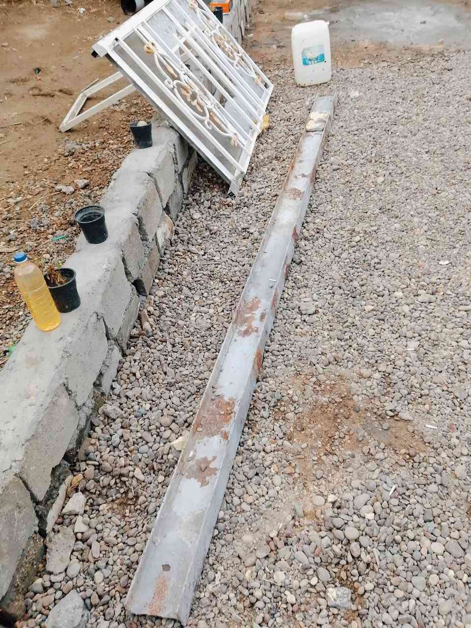 السلام عليكم ورحمه والله للبيع شباج وشيلمانه وباب السعر 150 الاستفسار على ***********
