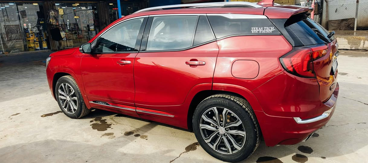 الـسـلام عليكم                     جمسي تيران ٢٠٢٠ محرك ٢٠٠٠ تيربو دينالي أعلى مواصفات للبيع جوة  سعرها بالسوك لغرض البناء السعر (١٦٥) بجم كبس حادث خلفي الجنطة السيارة دفع رباعي محرك اقتصادي ، شاشة لمس كبيرة، مقاعد جلدية مع تدفئة وتبريد،بالكشنات فتحة بانوراما، رادار للسلامة، تشغيل عن بعد، (٤) كاميرات 360 درجة،دوارة ونظام صوتي Bose، بالإضافة إلى تجهيزات الدينالي المميزة مثل العجلات الأكبر حجماً واللمسات النيكل والمواصفات الداخلية الفخمة، مع توفر ميزات الأمان المتقدمة مثل الرادار امامي خلفي و جانبي للسيارات والاشخاص والنقطة العمياء.
القوة: تصل إلى 252 حصان 
ناقل الحركة: أوتوماتيكي 9 سرعات أو الدفع).
الدفع: دفع رباعي (AWD) 
مقاعد جلدية (أسود) مع تدفئة وتبريد وكهرباء.للكشنات
شاشة لمس كبيرة لنظام جي بي إس المعلومات والترفيه مع Apple CarPlay و Android Auto.
تبريد. خلفي وامامي 
تحكم كامل ستيرن
بصمة (تشغيل عن بعد، دخول، ومانع انزلاق). مع( ٥ )بصمات الأبواب والصندوق
إضاءة LED (زنون) وكشافات ضباب.
فتحة سقف بانوراما.
باب خلفي كهربائي نظام شفط 
رادار أمامي (نقطة عمياء، تحذير من الاصطدام). مع هزاز كشن للتنبيه وذاكرة خزن وضع الجلوس السيارة تشغيل عن بعد بالشتاء تشتغل تدفئة مع التشغيل عن بعد وتبريد بالصيف ونظام اصطفاف وقوف ذاتي انطي ضمان كير ومحرك وتبريد 
ماشية ٨٥ الف كيلو حقيقي
السنوية باسمي تريد. تحويل تريد وكالة والسنوية نافذة بعد. سنتين مكاني بغداد الشعب رقمي واتسب *********** الفارس, صلاح الدين
