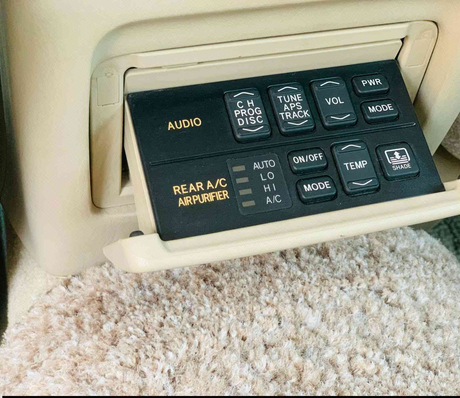 السلام عليكم تويوتا كراون للبيع فول مواصفات للاخير السياره رقم صلاح الدين سياره مفحه تدفئه تبريد امامي خلفي مكينه دي 4 الكبير سياره فول مواصفات نظافتها 100% سعر 80 وبها مجال واذا اكو مراوس بصفره تكسي اراوس حسب القناعه هذا رقمي *********** اتصل وتدلل
