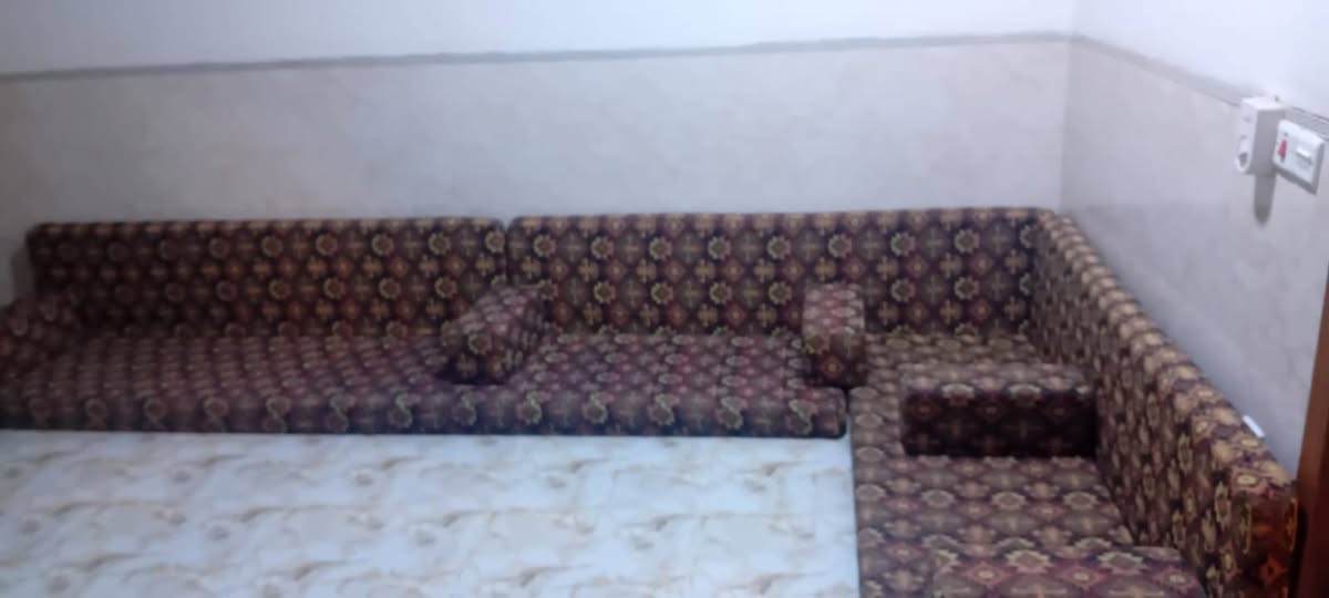 للبيع الغرضين ب 250 و بيه مجال الجلسه 7 امتار عندي قشر مبرده 25 ***********
