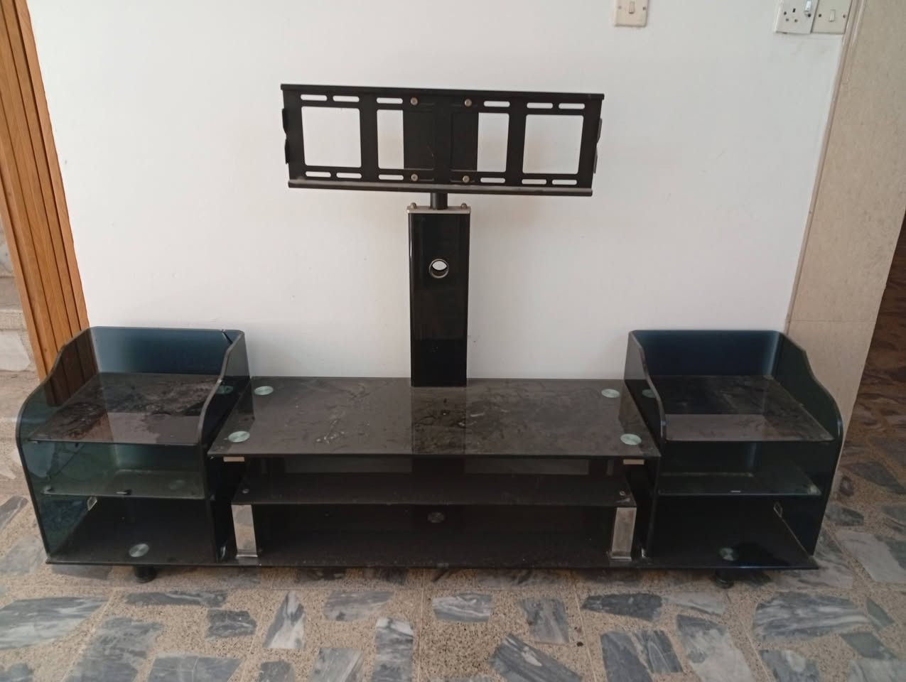 للبيع ميز بلازما عدد 2
مثل ما موضح بل فيديو الكبير بي فطر بل زاوية فقط 
شراي دفع سعر ***********
