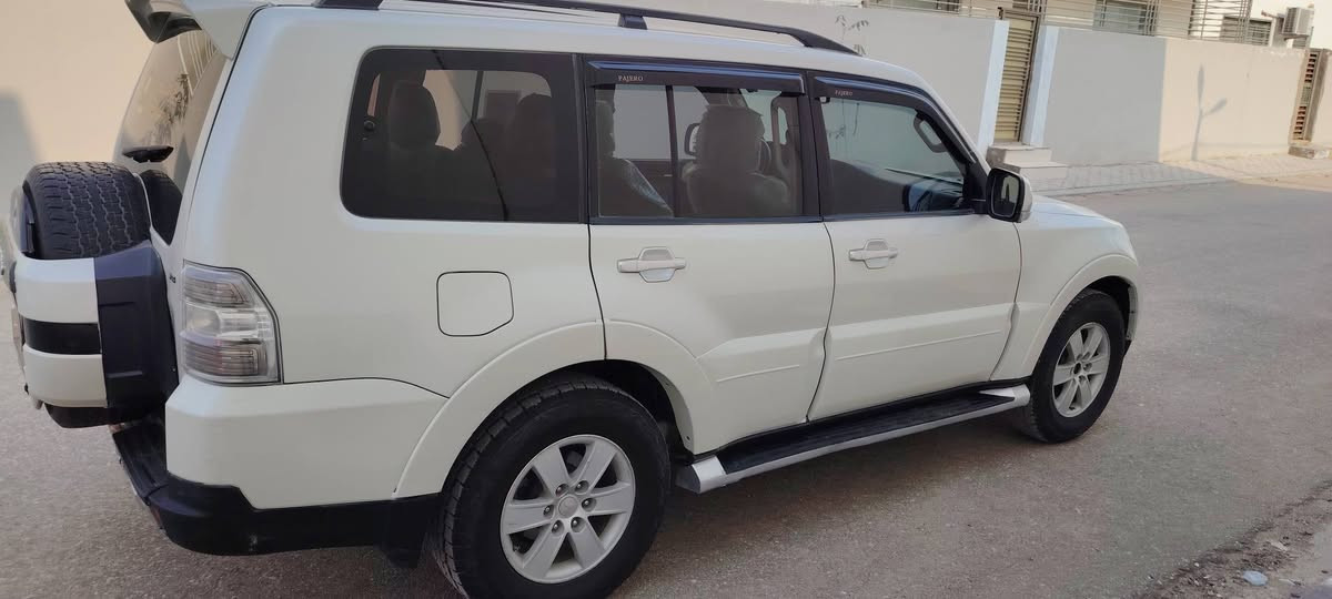 سلام عليكم باجيرو 2008 لون ابيض ثلجي سياره فول مواصفات رقم مميز تحويل مباشر السيارة هستونة محوليها يعني هزة جديدة موصفات السياره فتحه كشن جلد كراسي كهرباء تدفئه تبريد بالكشنات تبريد تلاث قطع تحكم ستيرن شاشه ايباد كاميرا دواره خمسه ويلكب منظومه زنون ثلاجة سبايدرات بلقماره يدات باب ستيل ترحيب بلبيان وبعد بيها هواي مواصفات كير ومكينه وضع شركه تدفئه تبريد وضع شركه حداديه جديده تخم تاير جديد كل نقص مابيها ملاحضه خشم الجاملغ الايمن شوية صبغ والجاملغ الايسر شويه بدون دواخل  بلعافية ع الي يخاذها السعر 112 مكان السيارة نجف للاستفسار الاتصال ع الرقم ***********
