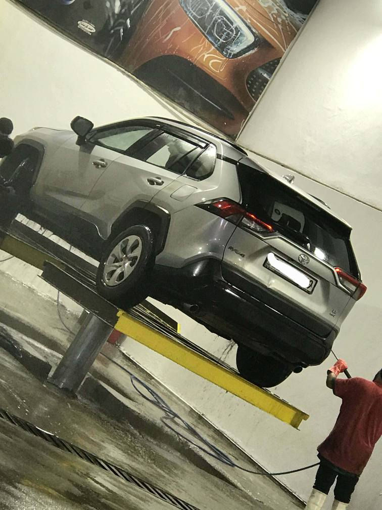 تويوتا راف فور موديل ٢٠٢١ ماشية ٥٦ الف ميل 
مواصفات LE AWD.   
كشن جلد شغال ٦ مودات قيادة رادار 
محرك گير تبريد شرط 
سنوية ورقم جديد بيها بطاقة بانزين 
سنوية بسمنا سيارة جاهزة بدون نواقص 
بجم وخلف كبس ايرباكات كلها سليمة بيها تبديل باب خلف سايق بلاد نفس اللون مع صبغ باب سايق واشوية من الجاملغ خلف السايق كل الايرباكات سليمة سعر ٢٢٨ 
*********** كركوك, العراق
