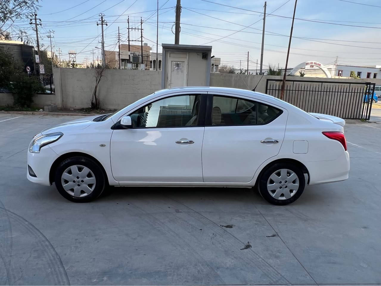 نيسان سةنى - هيندى
موديل 2023
75 هةزار رويشتووه
گير / مةكينه / تةحويل / غرامه / بةشةرت
بةناوى خومه
دوو پارچه بوياغ - بى ليدران 
تةزرةى نييه 
سةنةوى نوييه - 2030
هةزةى نوييه - 10 - 2026
كامل جوانكارى بو كراوه
تاخم تايةى نويى لةسةره
250 مةسروفى تيدانييه
شوين / هةولير 
*********** أربيل, العراق
