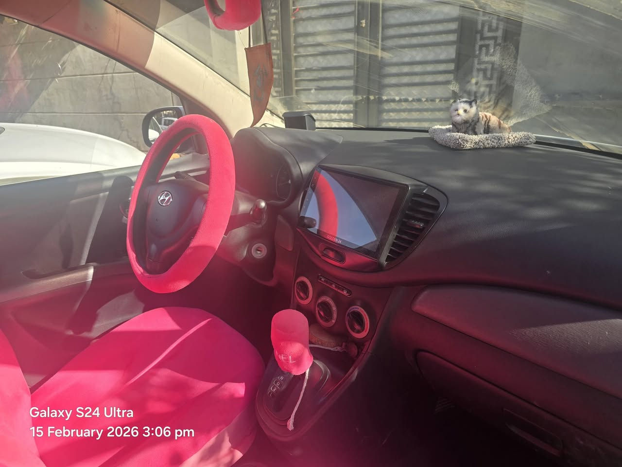 السلام عليكم 
عندي هيونداي اي ١٠  موديل ٢٠١٣ لون ابيض ماشيه ٨٣ لون ابيض رقم بغداد باسمي الهاتف ***********
