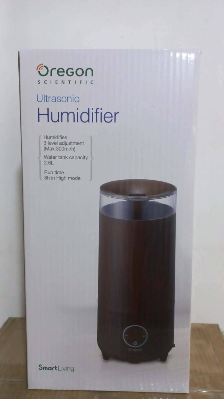 هذا الجهاز هو مرطب جو بالموجات فوق الصوتية (Ultrasonic Humidifier) من شركة أوريجون ساينتيفيك (Oregon Scientific)، ويظهر في الصورة أنه جزء من مجموعة "Smart Living" بتصميم خشبي داكن. 
المواصفات الفنية للجهاز:
بناءً على المعلومات الموضحة في الصورة والبحث، يتميز الجهاز بما يلي:
سعة خزان المياه: 2.6 لتر [صورة المستخدم].
مستويات التشغيل: يوفر 3 مستويات قابلة للتعديل لقوة البخار [صورة المستخدم].
مدة التشغيل: يصل إلى 8 ساعات من العمل المتواصل عند الضبط على الوضع العالي [صورة المستخدم].
أقصى معدل تبخير: حوالي 300 مل في الساعة [صورة المستخدم].
تقنية الموجات فوق الصوتية: يعمل بهدوء تام، مما يجعله مناسباً لغرف النوم. 
ع اول تم 30


**إذا كنت صاحب هذا الإعلان وتريد حذفه لأي سبب، رجاءا أرسل رسالة إلى الدعم الفني**