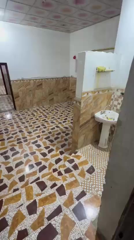 للايجار شقه بقبله قرب جسر المعارض ع الشارع العام غرفه وصاله ومطبخ وصحيات طابق اول درج معزول ايجارها ٤٠٠ شامل الماء والكهرباء ***********
