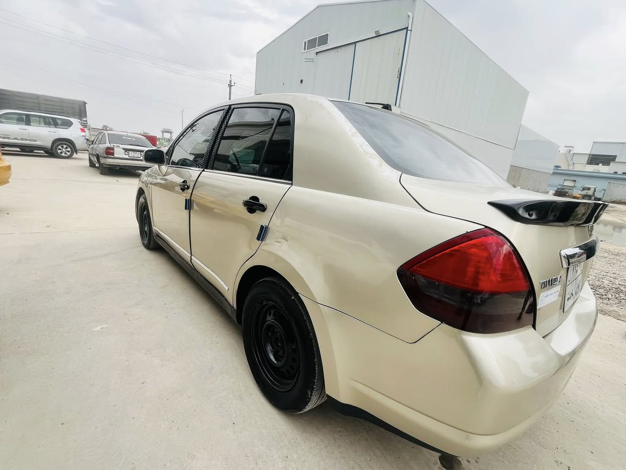 نيسان تيدا 
موديل ٢٠٠٩
لون  زهبى 
كه لار …..سليمانى
***********
