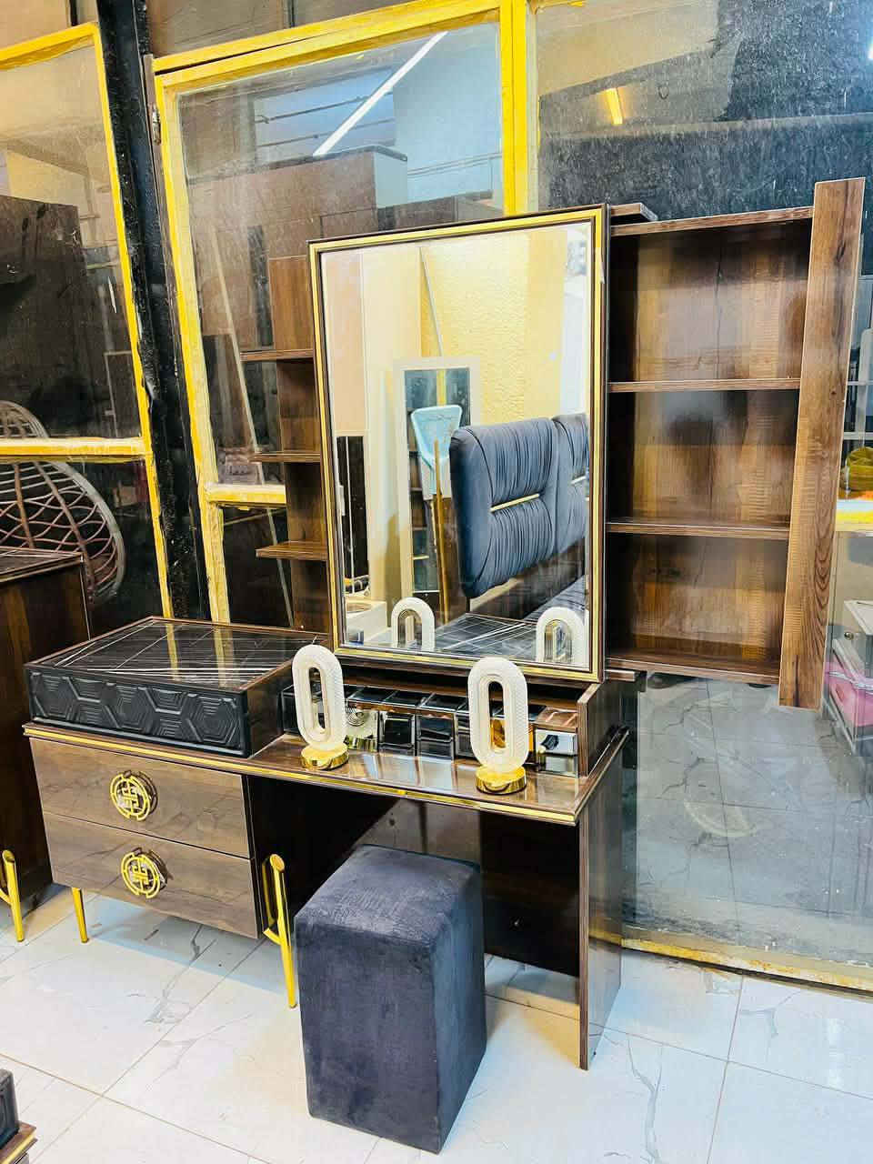 غرفه نوم تركي  🇹🇷
اصلي خشب ثقيل صبغ حراري مطعم بمرمري
10 قطع ماركه قماش وتر بروف سجج هادروليك يده ذهبي حديد مع كنتور طفل ملحق نضافة 90 💯 بسعر 950  استفسار ***********
