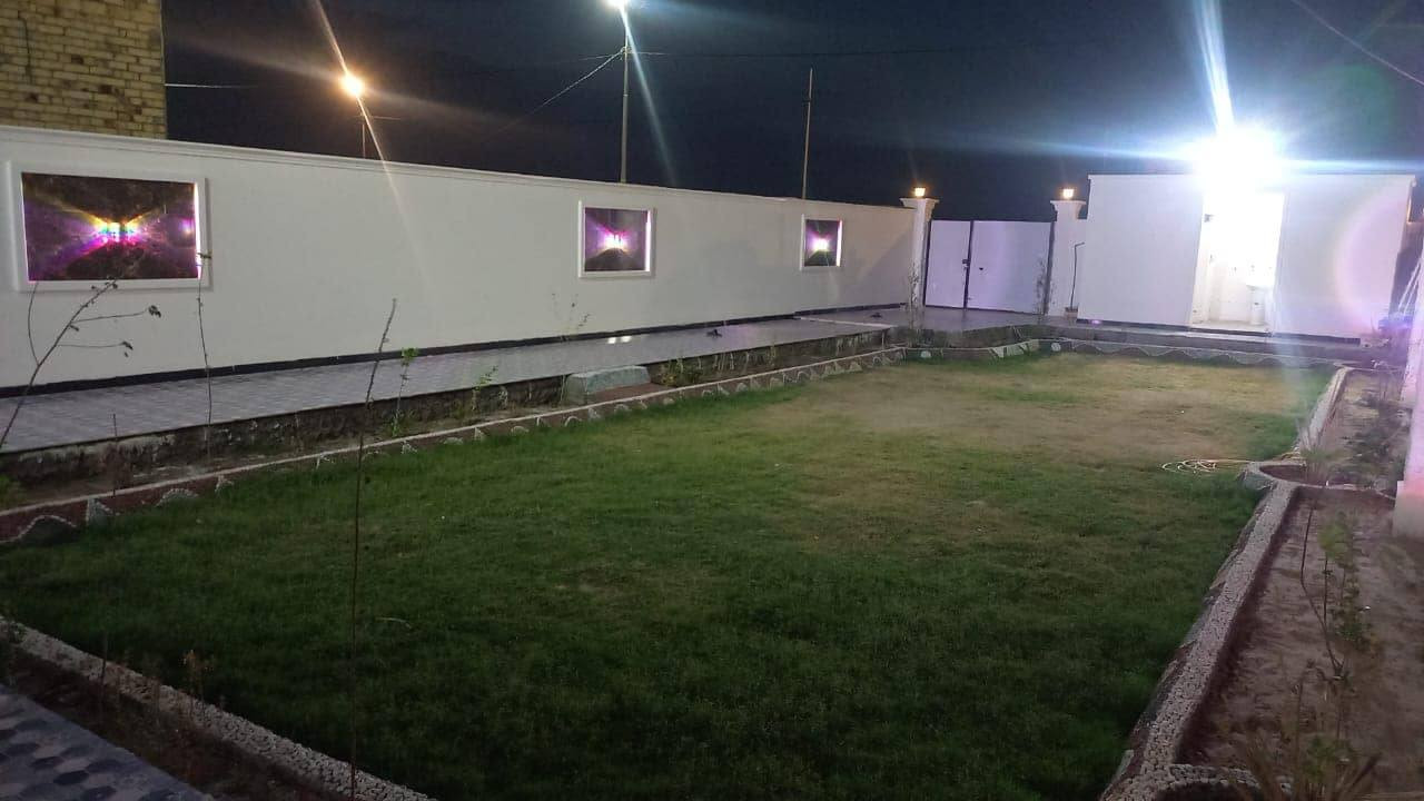 بيت البيع المساحه ٥٠٠ متر غرفتين وصاله ومطبخ وحمام وبراني وصحيات خارجيات وداخليات وكراج بي مساحه ترك حديقه طريق سيد محيل مجمع لولوه عن الشارع العام ٢٠٠ متر نزلته تبليط سند ٢٥ طابو زرعي *********** بناءا جديد مروس ابيع عادي ***********
