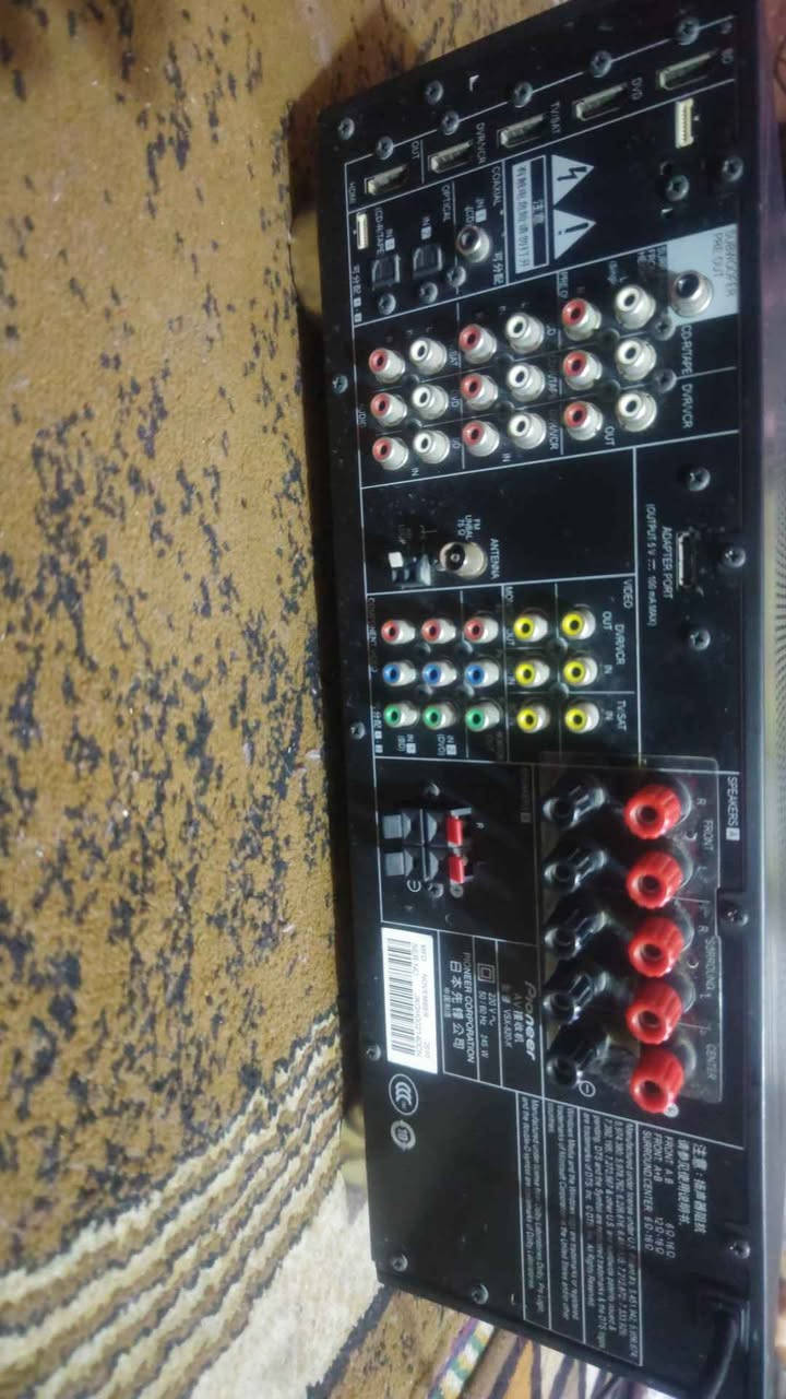 AI
الكل
المطابقات التامة
المنتجات
المحتوى المطابق مرئيًا

undefined
undefined
undefined
‫5 مواقع إلكترونية
Pioneer VSX-820 هو جهاز استقبال صوت/فيديو متعدد القنوات (5.1 قناة) مصمم لأنظمة المسرح المنزلي. يدعم الجهاز مجموعة واسعة من تنسيقات الصوت عالية الدقة ويوفر خيارات اتصال متنوعة. 
المواصفات الرئيسية
الطاقة: يوفر طاقة بحدود 110 واط لكل قناة عند 8 أوم (أو 125 واط عند 6 أوم)، وهو مصمم لـ 5.1 قناة صوتية.
الصوت: يدعم فك ترميز تنسيقات مثل Dolby TrueHD و DTS-HD Master Audio، و Dolby Pro Logic IIz.
الاتصال:
يحتوي على 4 مداخل HDMI متوافقة مع إصدار 1.4، مما يجعله جاهزًا لتقنية العرض ثلاثي الأبعاد (3D).
يتضمن مدخل USB أمامي معتمد لأجهزة iPhone/iPod، مما يتيح التشغيل الرقمي المباشر وشحن الأجهزة.
يحتوي على مدخلين بصريين رقميين ومدخل محوري رقمي واحد.
الميزات: يشتمل على نظام المعايرة الصوتية التلقائية متعدد القنوات (Auto MCACC) لتحسين الصوت حسب خصائص الغرفة. 
هل ترغب في معرفة المزيد عن خيارات الاتصال المتاحة في هذا الجهاز؟
Pioneer Audio/Video Multi-Channel Receiver VSX-820 | eBay

eBay
Pioneer Audio/Video Multi-Channel Receiver VSX-820 | eBay...هذي مواصفاته من الموقع الالكتروني  للصوتيات .واذا اتحب تعرف اكثر اكتب موديل الجهاز موجود صور مرفوعه بل وصف بيها موديل الجهاز ابحث عنا بل تفصيل وشوف امكاتيات الجهاز .جهاز.حجم كبير وثقيل جدا.يصل مع كل القنوات مجموعة قدرت صوته 500واط  تقريبا 
للعلم الجهاز يعمل عل كهرباء 220فولت مباشر........ بغداد, العراق


**إذا كنت صاحب هذا الإعلان وتريد حذفه لأي سبب، رجاءا أرسل رسالة إلى الدعم الفني**