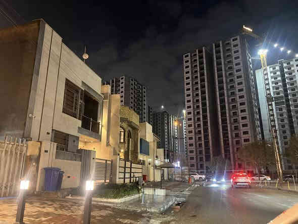 السلام عليكم 
يرجد لدينا عماره للأيجار مقابيل جامع السامرائي في شارع دجاج ابو غيث الشهير 
تصلح مجمعات طبيه ومكاتب فقط ليس للسكن 
***********
