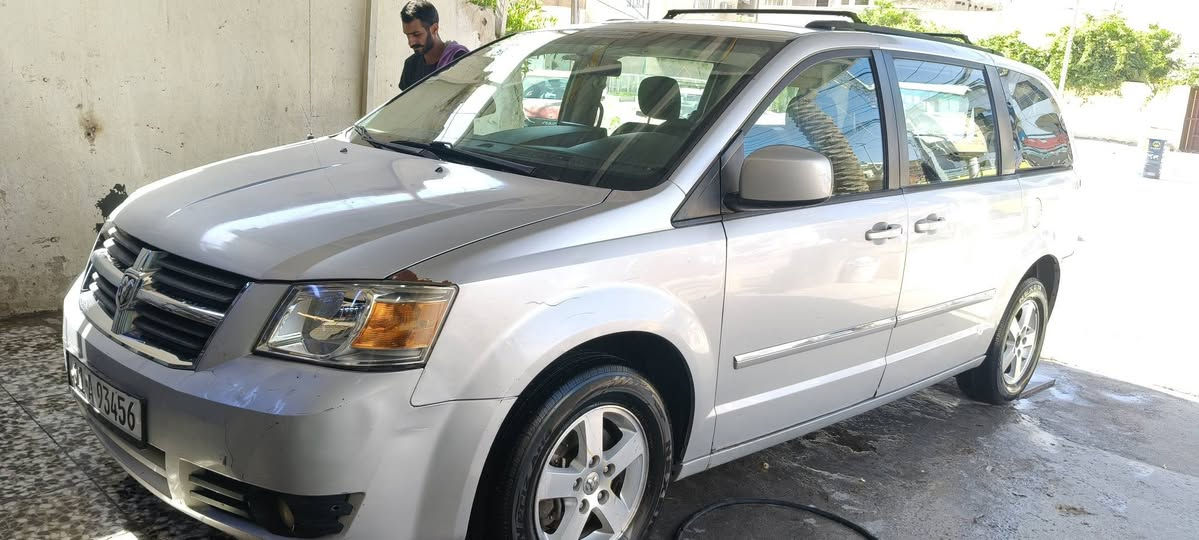 دودج كرفان 2008 SXT  كلين بدون حادث فقط باب الحنطه مبدل 
محرك 3800 
بيها تكحيلات وبارد بسيطات كلش سونارها موجود السيارة اخذتها قبل شهر تقريبا هزه جديده ورقم دولي جديد كامله مكمله ملاحظه السيارة بيها نظوح بالكير ومو شي قوي فد شي كلش بسيط صاحب السيارة القديم جان مبدل كيس مدري شمسوي مال دهن ومن مرجعي ممرجعي بلادي وبدون تنقيط فقط اثر بسيط كلش 
صدر امامي جديد
منظومه زينون جديده 
 محرك وكير خير من الله
 تبريد جديد ادامه كامله جديده
 بيبان كهرباء
 فتحات خلفيه كهرباء
 ويل كاب 4 
مي راديتر احمر زيتي 
دهن وفلتر مبدل قبل اسبوع 
سبب البيع توازيت على فلوس واريد ابيعها السيارة باسمي تحويل ثاني يوم 
السياره خير من الله ما توكفك بطريق ابد رقم السيارة بغداد ومكانها بغداد العطيفية
السعر 122
 للتواصل *********** 
متواجد واتس اب
