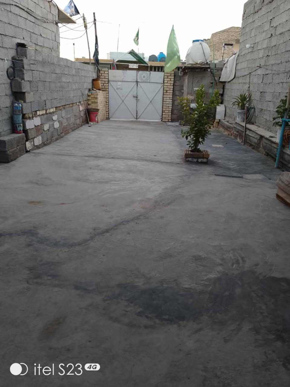 مجمع فدك المعسكر
قرب قاعة الحجي فرع اسوق ابو زكريه
مساحة البيت125 متر
محتويات لبيت (غرفتين نوم /مطبخ وصاله مشترك /صحيات) سكف عكاده الغرف فقط صاله سندويج
بيت صغير ومرتب ونضيف مساحة الكراج كبيره
سعره 35 بي مجال شي قليل
*********** وتساب
