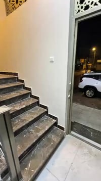 شقة ديلوكس في حي الجامعة ضمن بناية حديثة غير مسكونة سابقا طابق اول باب...