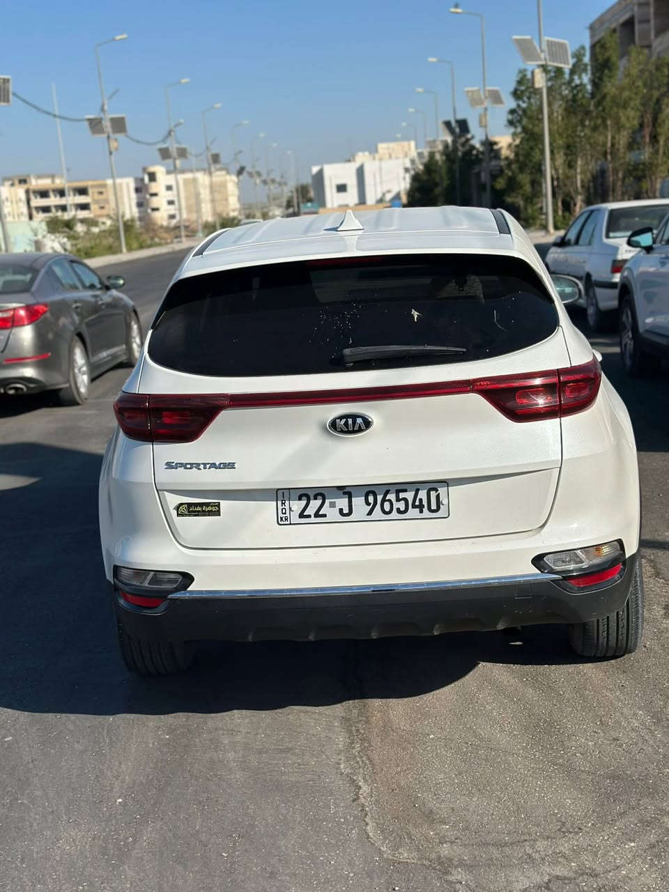 السلام عليكم
عيدكم مبارك انشاءلله 

كيا سبورتج 2022 وارد كلين تايتل  استيراد خاص 

🚗 المحرك 
 • محرك : 2.5 لتر (4 سلندر)
 • القوة: حوالي 155 حصان
 • العزم: تقريبًا 192 نيوتن/متر
 • ناقل الحركة: أوتوماتيك 6 سرعات
 • الدفع: أمامي (FWD)

⸻

⛽ صرف الوقود
 • تقريبًا: 13 – 15 كم/لتر
(اقتصادية للاستخدام اليومي)

⸻

🛋️ المواصفات الداخلية (ستاندر)
 • مقاعد قماش
 • تحكم يدوي بالمقاعد
 • شاشة وسطية 8 إنج
 • نظام:
 • بلوتوث
 • USB
 • Apple CarPlay + Android Auto
 • مكيف عادي (Manual)
 • تحكم من المقود

⸻

🔒 الأمان
 • وسائد هوائية (أمامية + جانبية)
 • نظام ABS (مانع انزلاق)
 • نظام ESP (ثبات)
 • كاميرا خلفية
 • حساسات خلفية
 • نظام تثبيت السرعة (Cruise Control) ببعض النسخ

⸻

⚙️ المواصفات الخارجية
 • جنوط 17 إنج 
 • إنارة هالوجين
 • مرايا كهربائية
 • فتح عادي بالمفتاح (مو بصمة)

⸻

📏 مميزات عامة
 • سيارة مريحة وناعمة بالمشي
 • مناسبة للعوائل والشباب
 • اعتمادية وصيانتها سهلة
 • عزل متوسط
السعر : 💸 بس علق يجيك السعر 
 مكان السياره بابل 

للاستفسار واتساب او الاتصال: ***********
