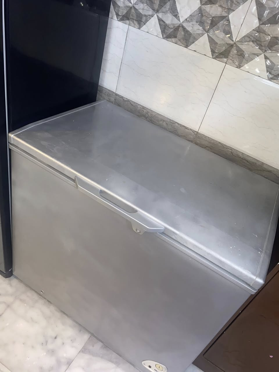 مجمدة للبيع نظيفه عطل فقط الماطور شركه دولفين لكن مصبوغه سلفر تواصل مع هذا رقم(***********) يحتوي على واتساب
